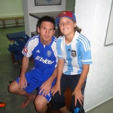 Santiago Giménez es oriundo de Buenos Aires, Argentina y de padres argentinos