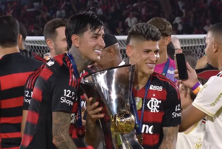 Erick Pulgar y Jorge Carrascal celebrando el título de Copa Libertadores de América