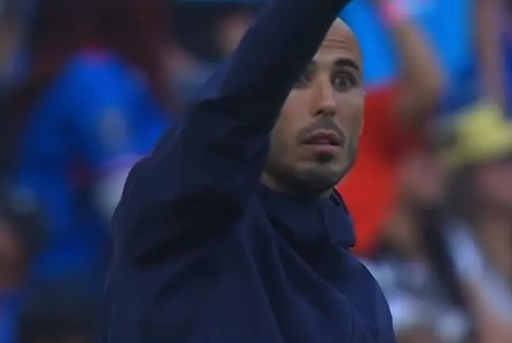 El momento exacto en el que cayó el gol de Ibáñez, Pizarro quiso enfocarse en dar indicaciones.