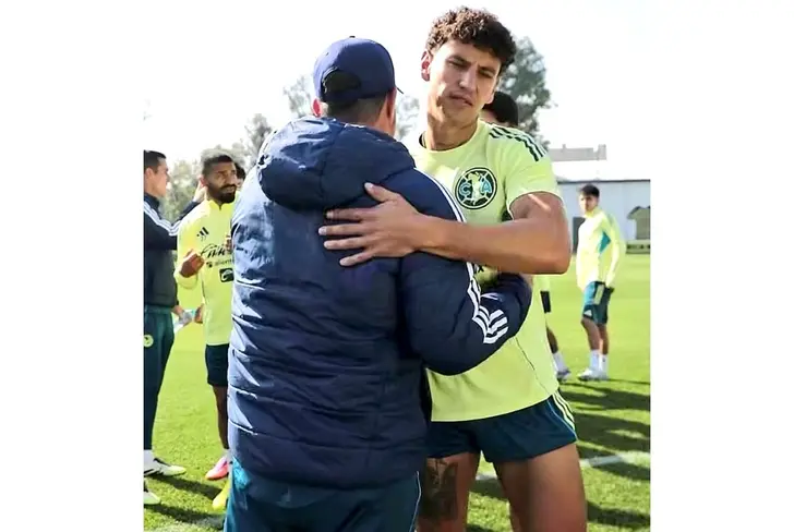 Igor Lichnovsky y André Jardine saludándose en el América
