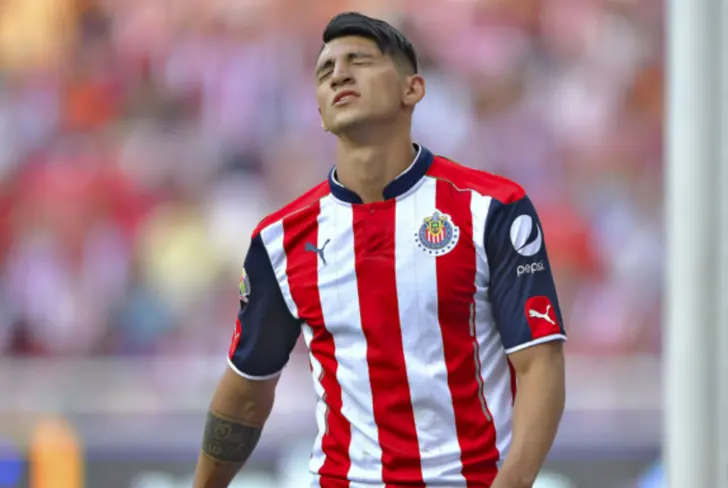 Alan Pulido apunta a ser una de las bajas en Chivas para el Clausura 2026