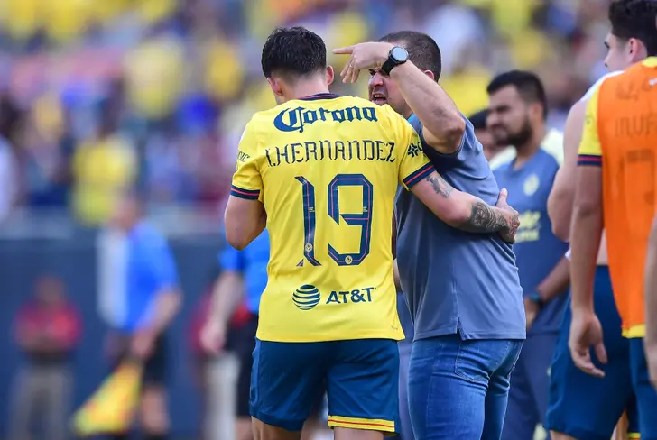 Illian Hernández en el América recibiendo indicaciones de André Jardine