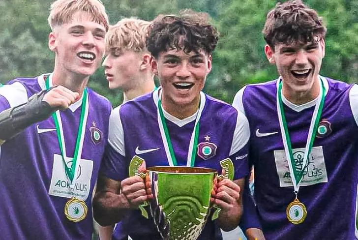 Neo Lima (centro) levantando un título con el FC Erzgebirge Aue