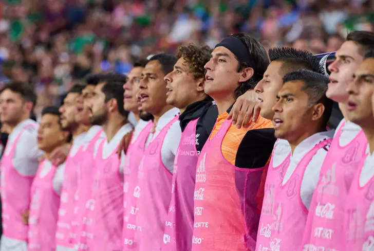 Carlos Acevedo junto a Guillermo Ochoa durante un partido de la Selección Mexicana