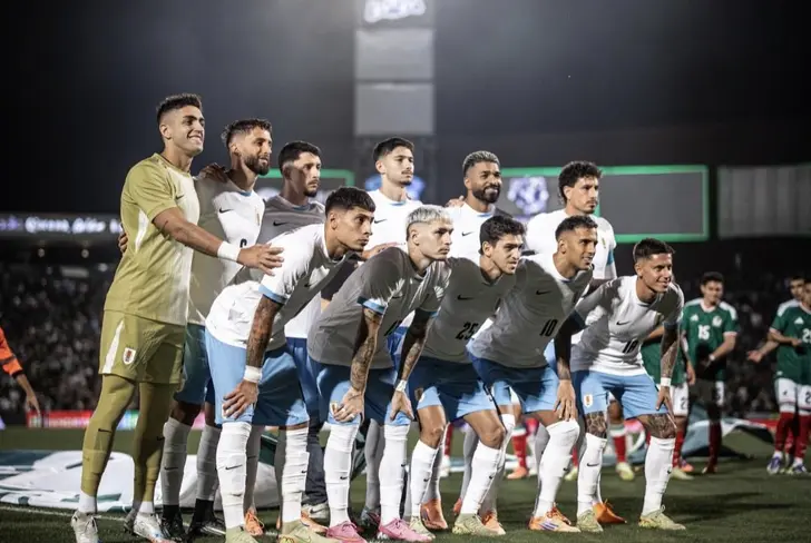 Equipo titular de Uruguay ante México, en la parte de abajo, Juan Manuel Sanabria: Foto La Web Deportiva Uruguaya.