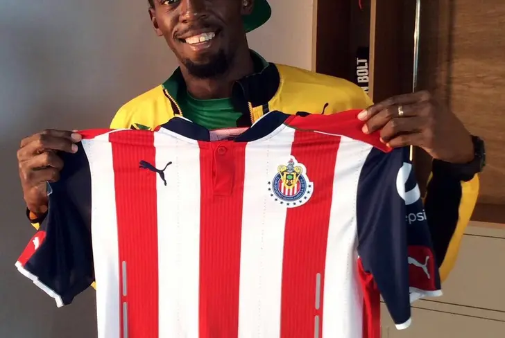 Usain Bolt con la playera de Chivas