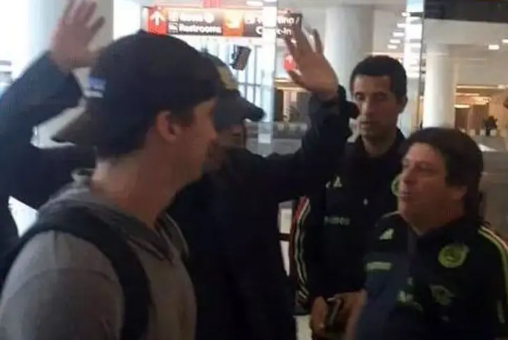 Imagen del pleito que se suscitó entre Miguel Herrera y Christian Martinoli hace un par de años en un Aeropuerto.