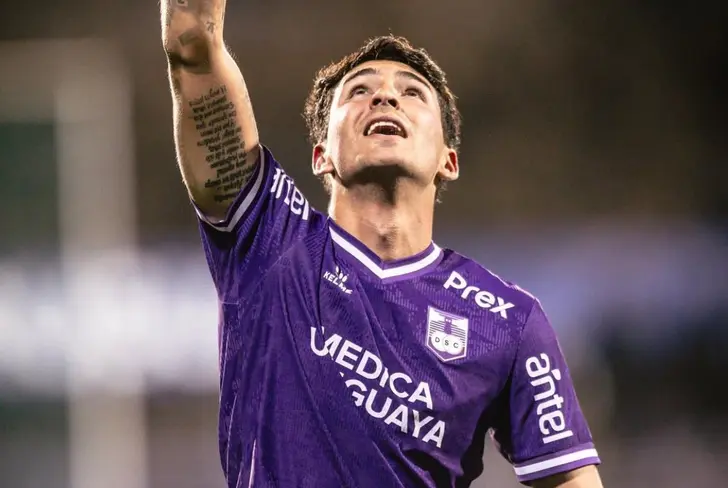 Diego Abreu celebrando un gol con la camiseta del Defensor Sporting.