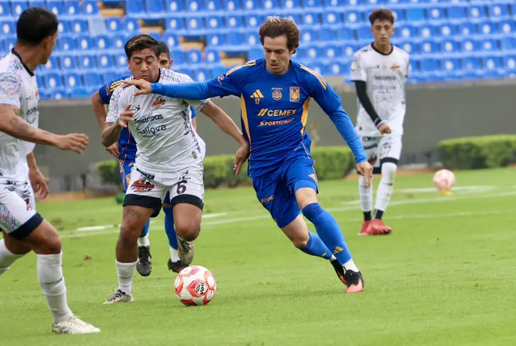 Sebastián Córdova teniendo actividad con el equipo de Tigres en el partido amistoso ante Alebrijes que acabó 4-1