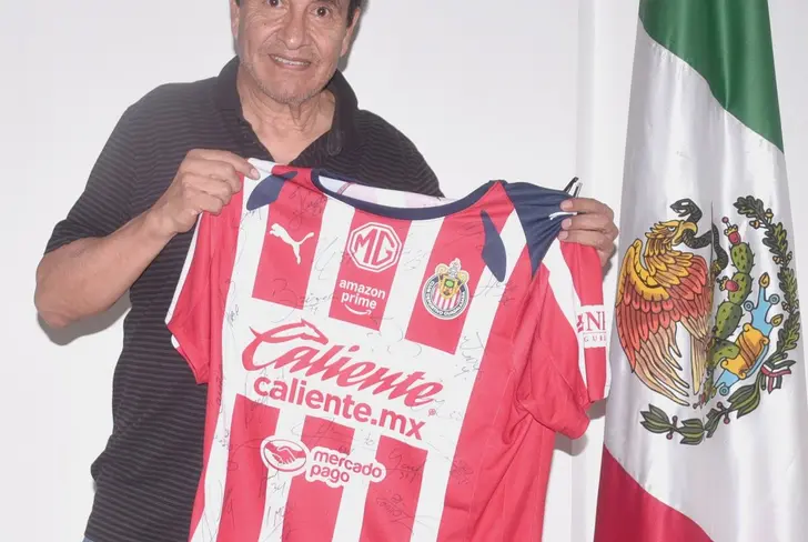 Miguel Mojica enseñando el jersey que se donó en la labor altruista en Durango