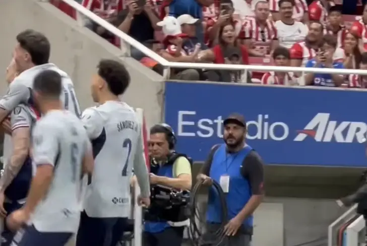 Sánchez festejándole el gol de Cruz Azul a la afición de Chivas / FOTO JOSÉ MARÍA GARRIDO