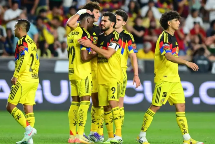 Henry-Martin y Zuñiga festejando un gol