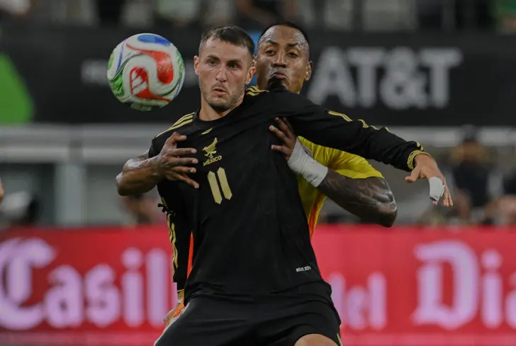 Santiago Giménez durante el duelo de México ante Colombia