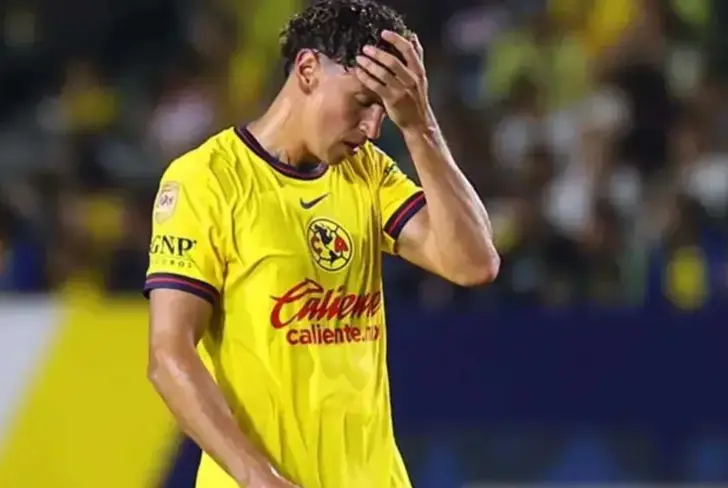 Igor Lichnovsky lamentándose la derrota del Club América