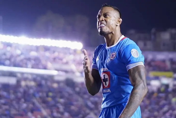 Willer Ditta fue el que reaccionó más directo contra Javier tras errar el penal.