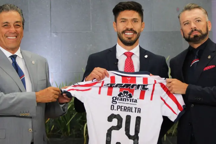 El fichaje de Oribe Peralta a Chivas causó polémica por su pasado azulcrema