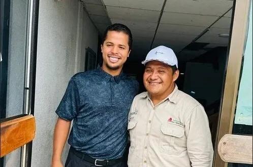 Giovani dos Santos visitante la Superintendencia del Activo Cinco Presidentes de Pemex.