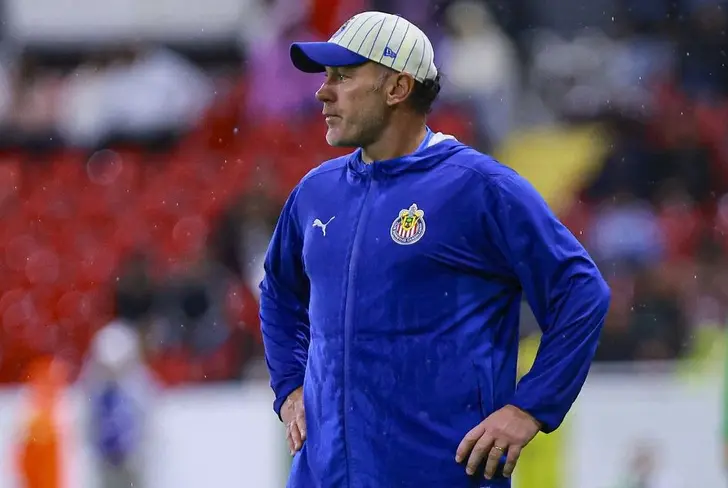 Gabriel Milito dirigiendo a Chivas en la Leagues Cup