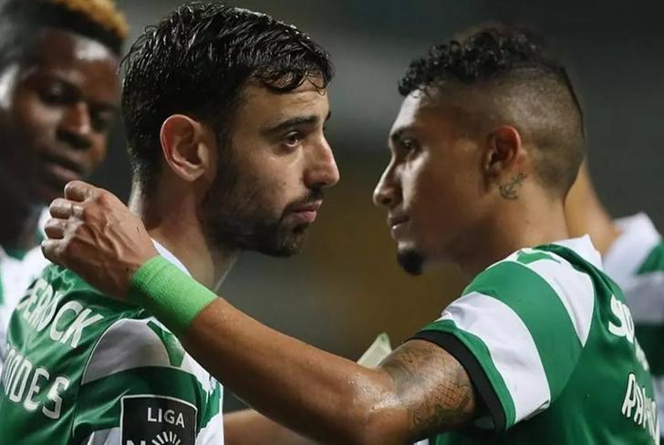Bruno Fernandez abrazando a Raphinha y atrás Cristian Borja