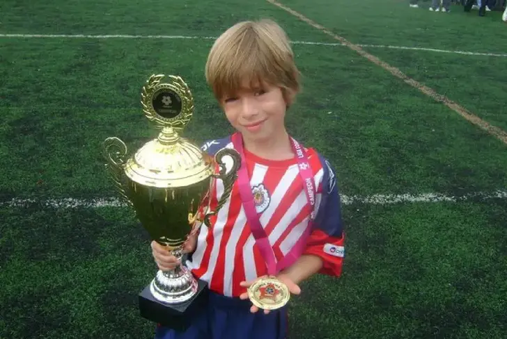 Hormiga González ganando torneo juvenil con Chivas (Foto: Excelsior)