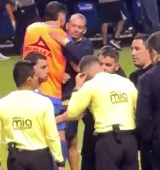 Nicolás Larcamón advirtiendo a Hernández tras el duelo entre Cruz Azul y Pumas.