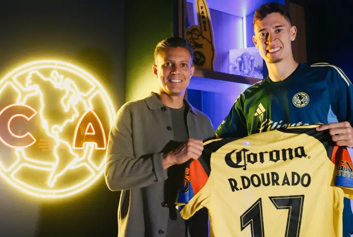 Diego Ramírez recibiendo a Rodrigo Dourado