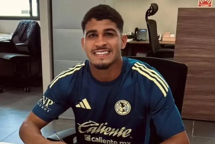 Ícaro da Conceicao en julio del 2025 firmando su contrato como profesional con América.