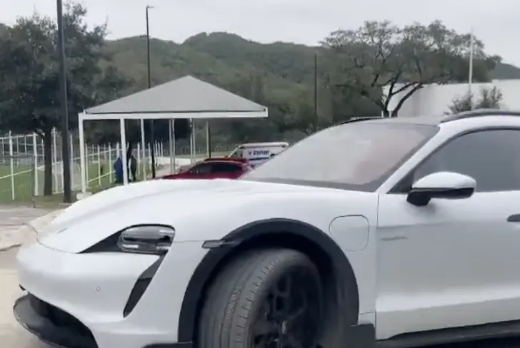 Luis Romo saliendo de El Barrial en su automóvil