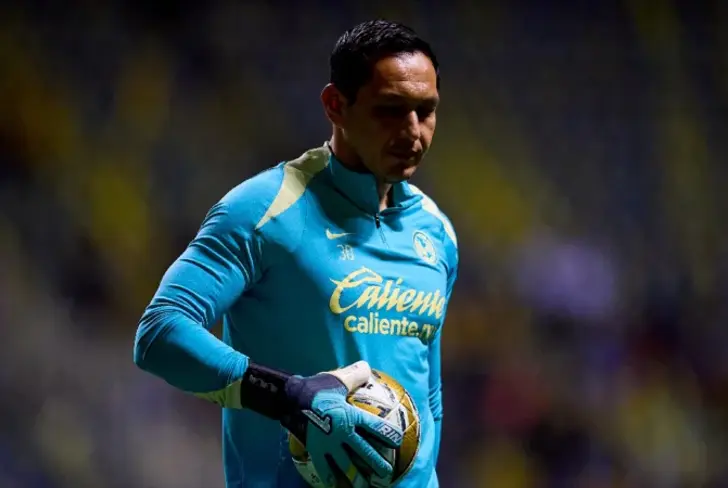 Rodolfo Cota durante el precalentamiento con el Club América