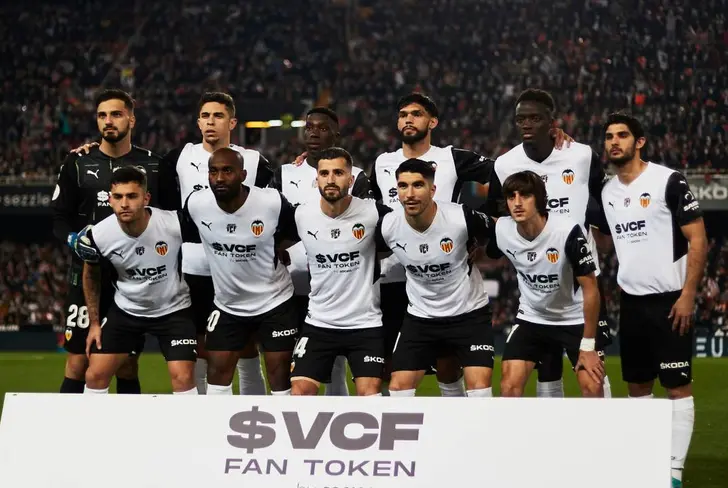 El conjunto blanco y negro, le podría traer beneficios.