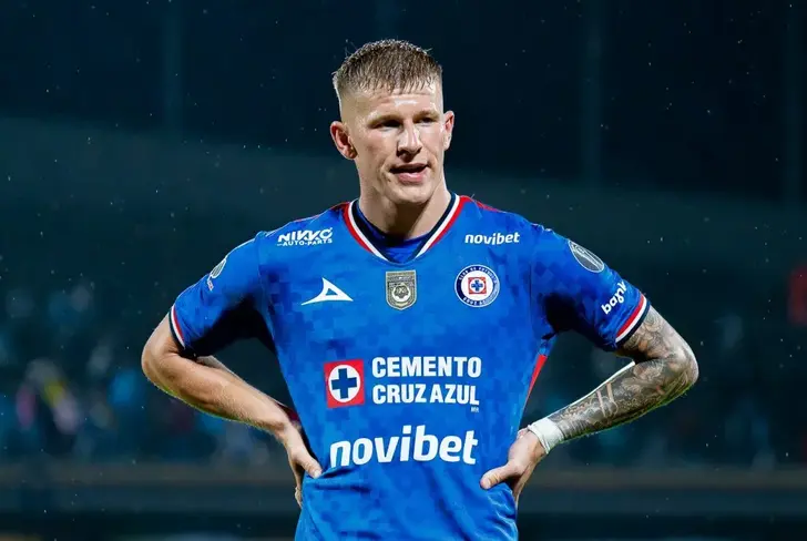 Mateusz Bogusz, el futbolista que quiere salir, pero no hay planes de transferirlo.