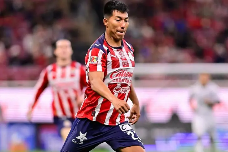 Daniel Aguirre arrancó el encuentro como centrocampista en lugar de Omar Govea