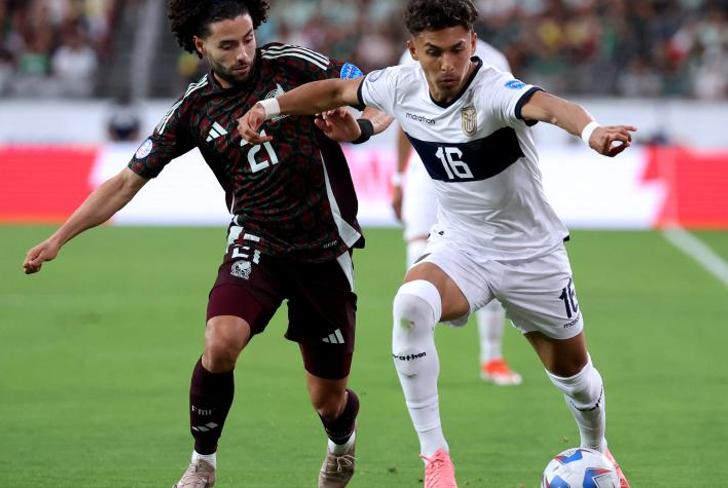 César Huerta y Jeremy Sarmiento disputan el balón en el México 0 Ecuador por la Copa América 2024 (Foto: Marca)