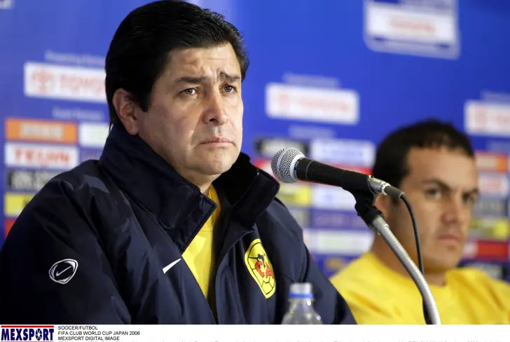 Luis Fernando Tena en conferencia de prensa junto a Cuauhtémoc Blanco cuando dirigía al América.
