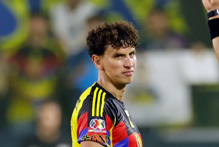 Igor Lichnovsky podría salir del equipo americanista, pero independientemente, América necesitaría un nuevo zaguero.
