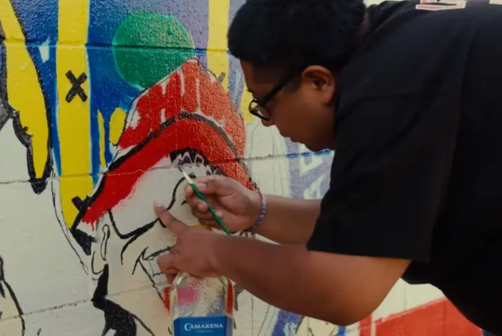 Atemiz pintando un mural dedicado al Rebaño Sagrado / Foto: CONCACAF