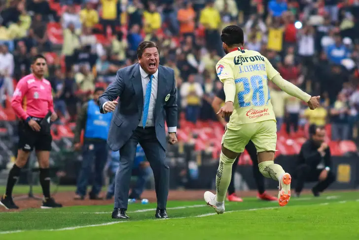 El 'Piojo' Herrera celebrando con José Clemente su único tanto.