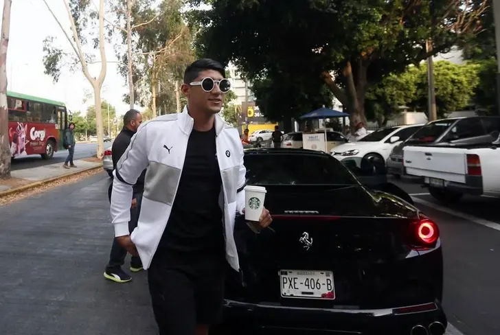 Alan Pulido junto a su Ferrari