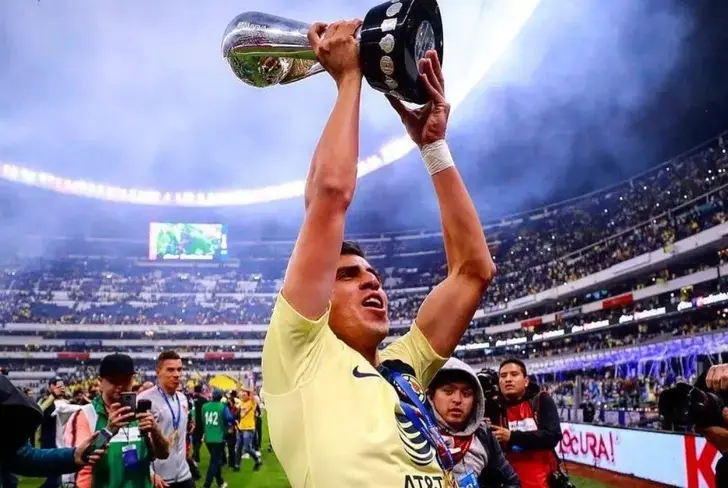 Joe Corona jugó aproximadamente un año con las Águilas.
