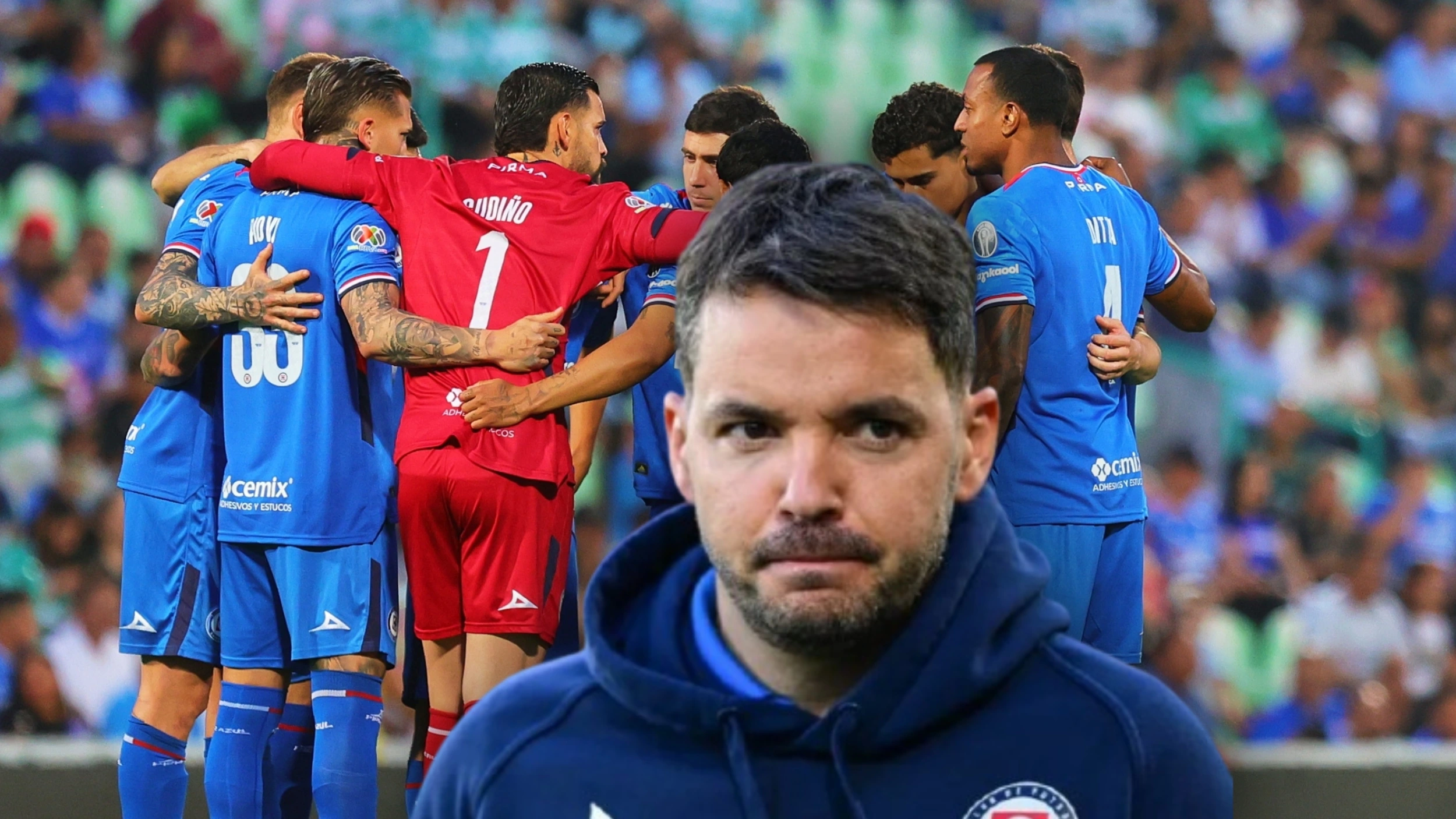 Nicolás Larcamón y los jugadores de Cruz Azul antes Santos Laguna