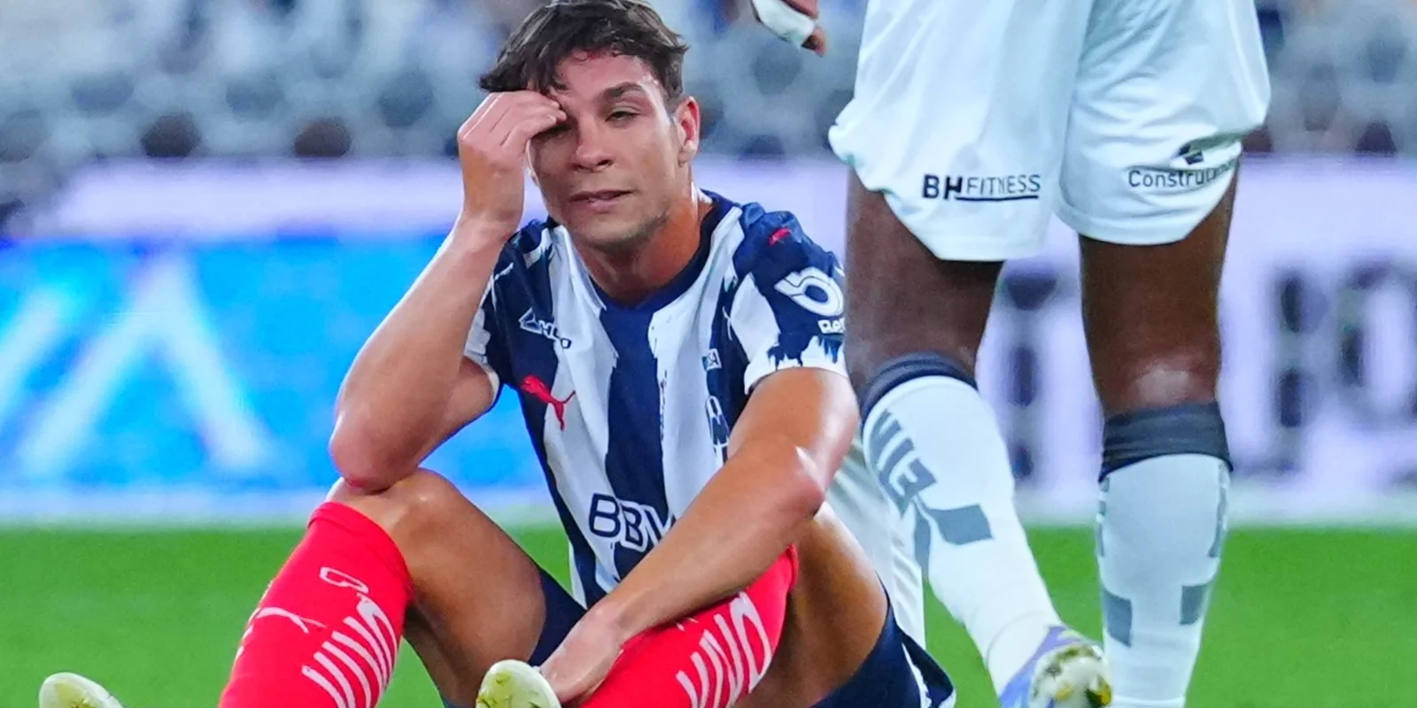 Óliver Torres salió lesionado ante Querétaro y será duda para el Clásico Regiomontano