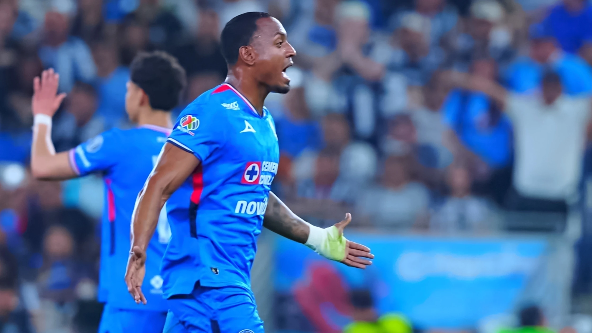 Willer Ditta festejando el triunfo de Cruz Azul
